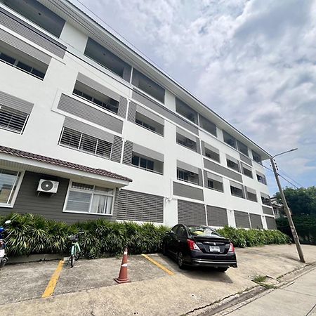 Ruan Plaisoi Apartment Bangkok Exterior photo