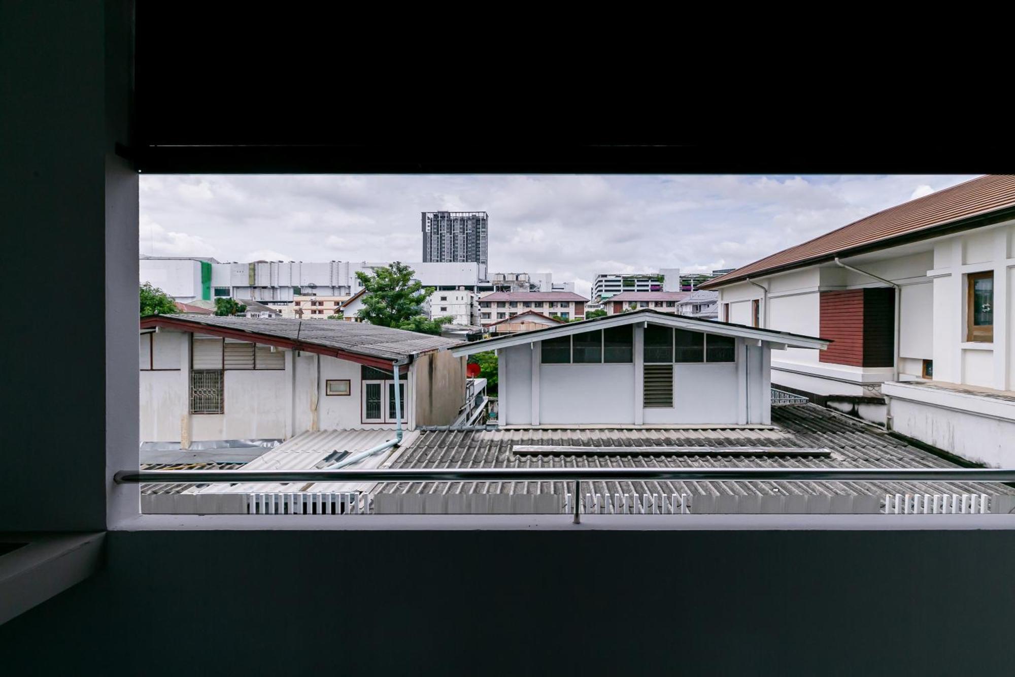 Ruan Plaisoi Apartment Bangkok Exterior photo