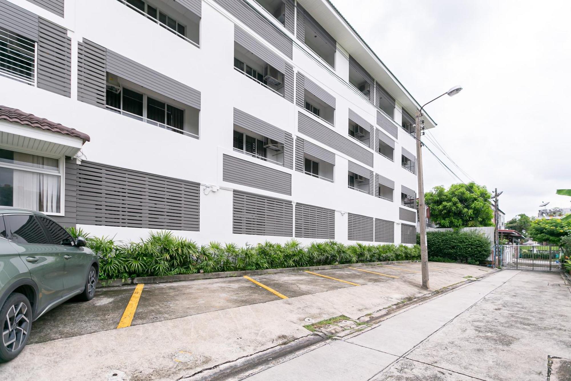 Ruan Plaisoi Apartment Bangkok Exterior photo