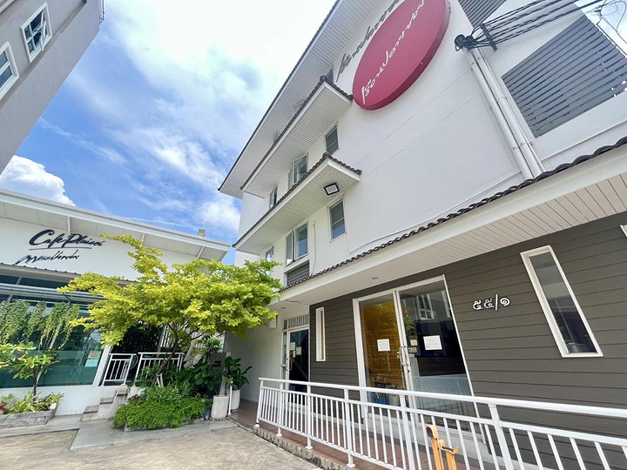 Ruan Plaisoi Apartment Bangkok Exterior photo